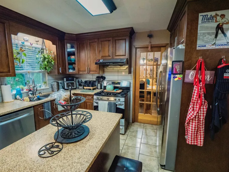 18961 60B AVENUE - photo 4 of 11