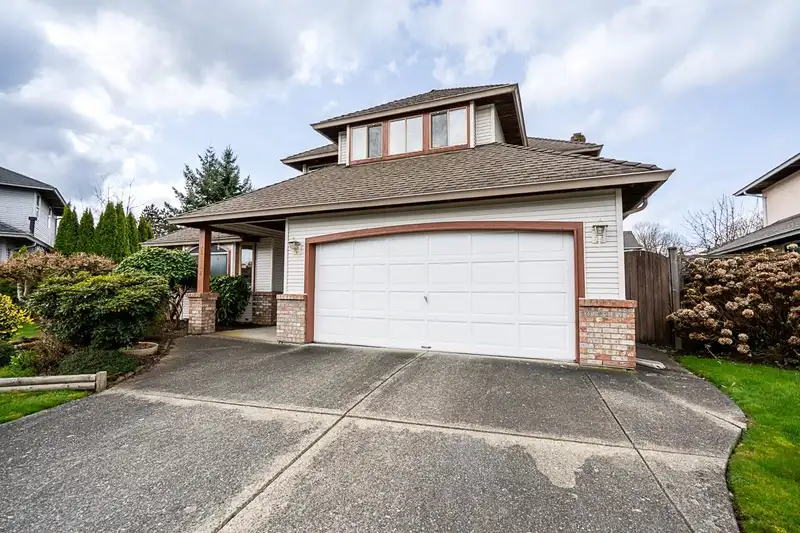 16156 94A AVENUE - photo 3 of 30
