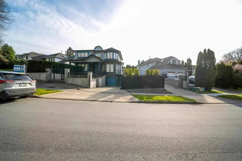 8146 LAKEFIELD DRIVE - photo 1 of 40