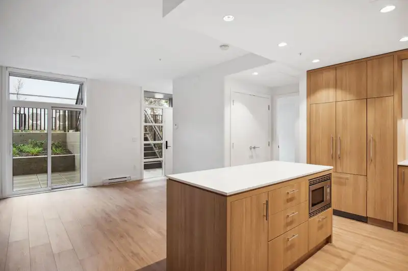 605 6085 IRMIN STREET - photo 4 of 14