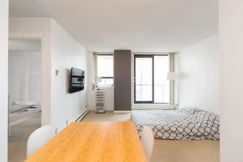 402 789 DRAKE STREET - photo 1 of 24
