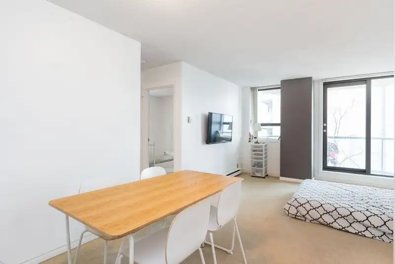 402 789 DRAKE STREET - photo 2 of 24