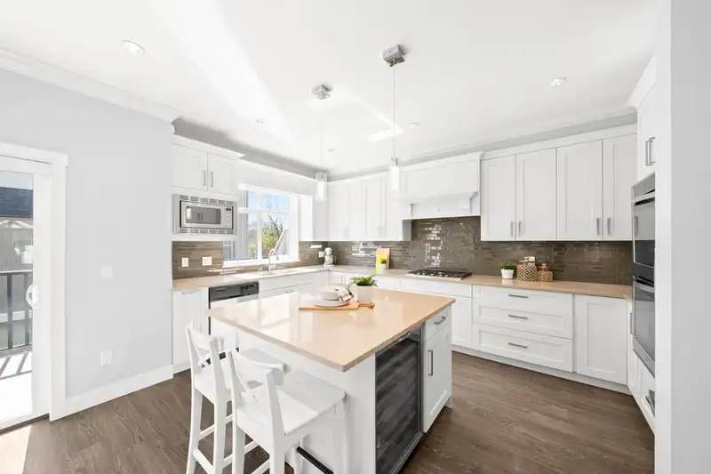 62 6591 195A STREET - photo 1 of 32