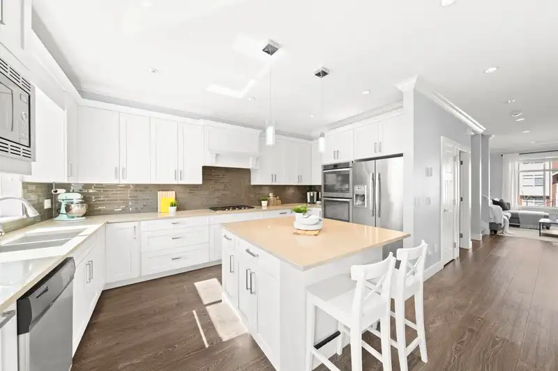 62 6591 195A STREET - photo 2 of 32