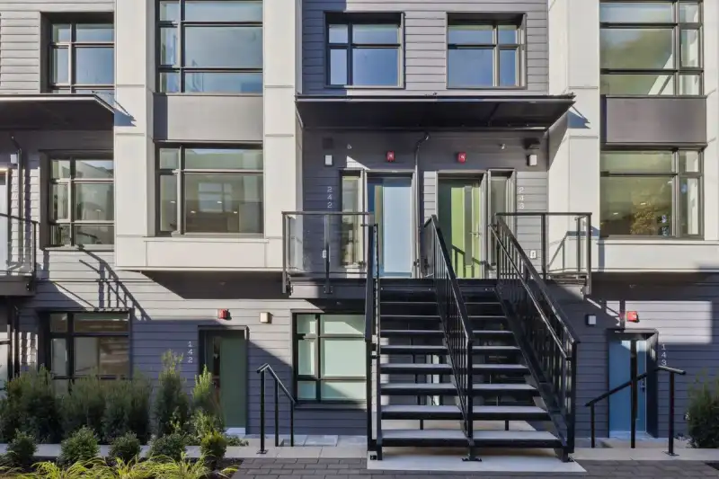 242 1014 W 47TH AVENUE - photo 1 of 12
