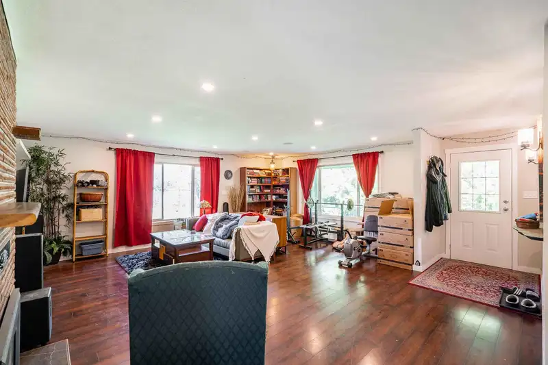 21926 61 AVENUE - photo 4 of 25