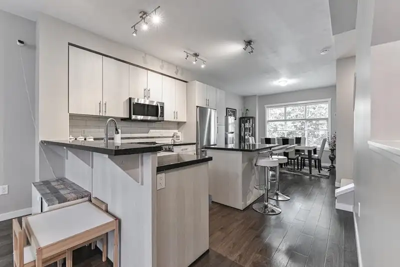 61 6123 138 STREET - photo 4 of 31