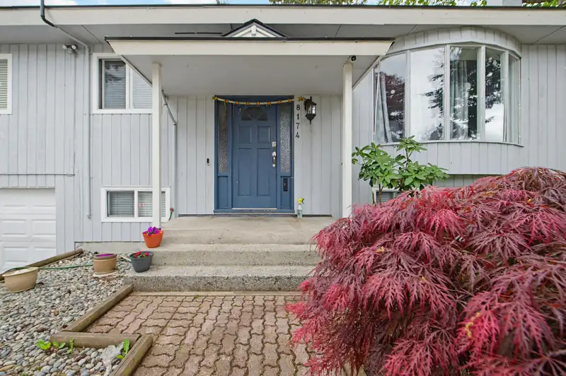 8174 117 STREET - photo 3 of 21