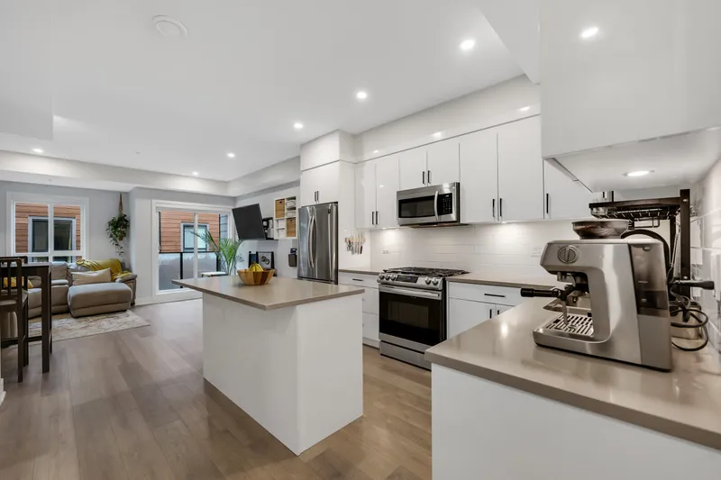 202 37842 THIRD AVENUE - photo 1 of 25