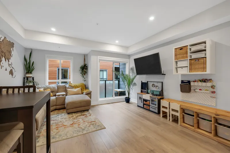 202 37842 THIRD AVENUE - photo 2 of 25