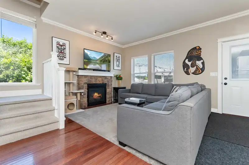 34609 7 AVENUE - photo 2 of 36