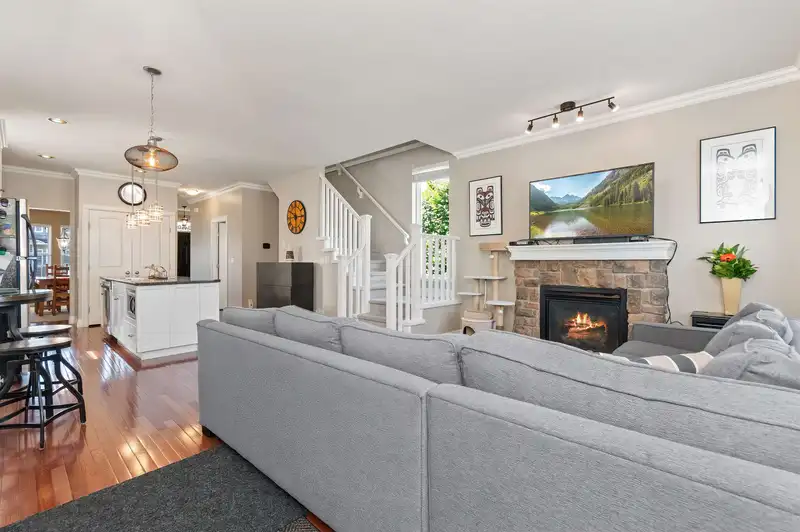 34609 7 AVENUE - photo 4 of 36
