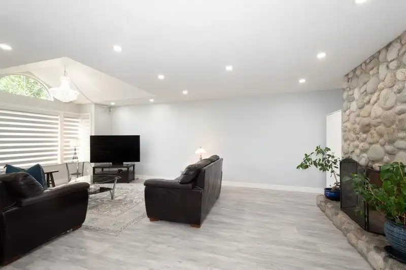 5358 WESTMINSTER AVENUE - photo 3 of 40