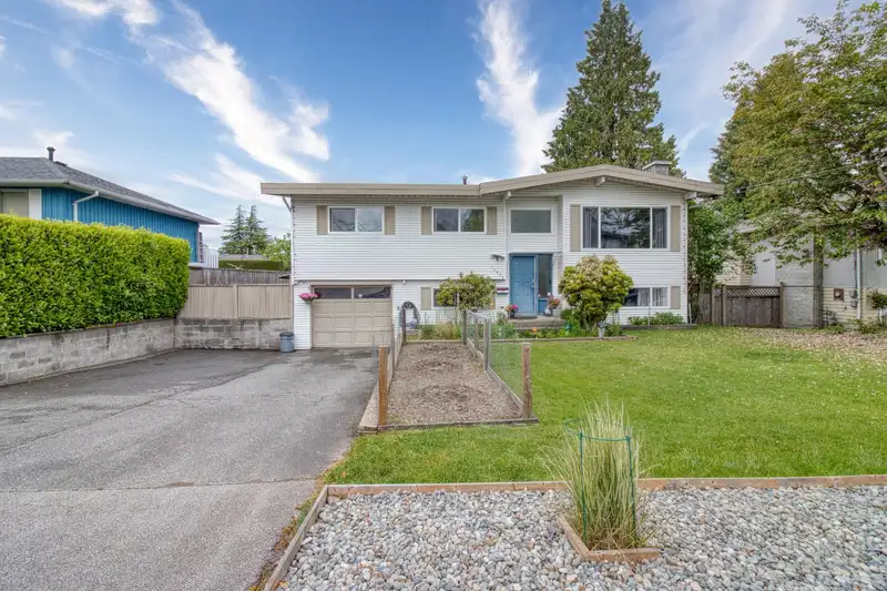 11671 94 AVENUE - photo 1 of 37