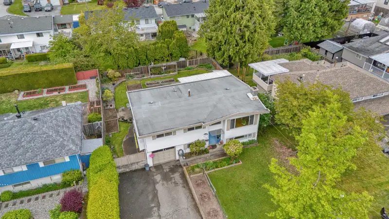 11671 94 AVENUE - photo 2 of 37