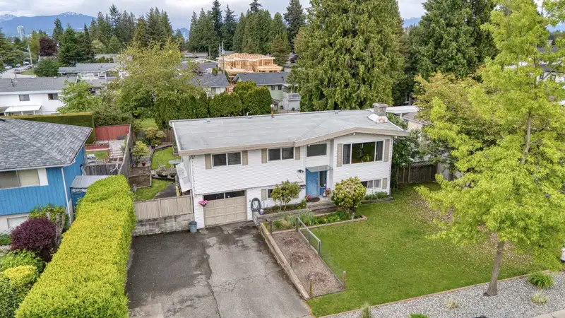 11671 94 AVENUE - photo 3 of 37