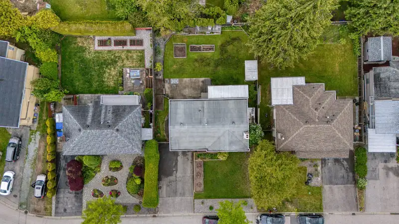 11671 94 AVENUE - photo 4 of 37