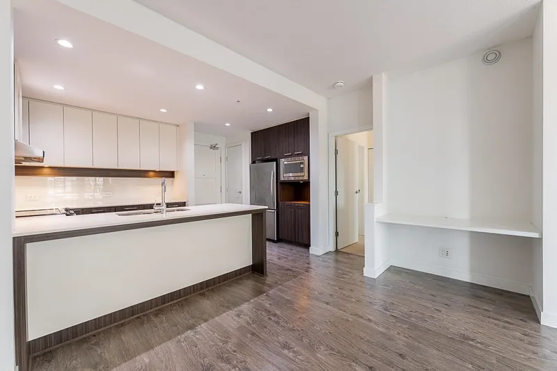 303 545 FOSTER AVENUE - photo 2 of 25