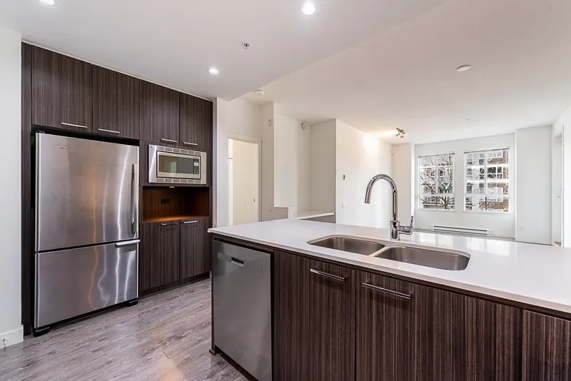 303 545 FOSTER AVENUE - photo 3 of 25