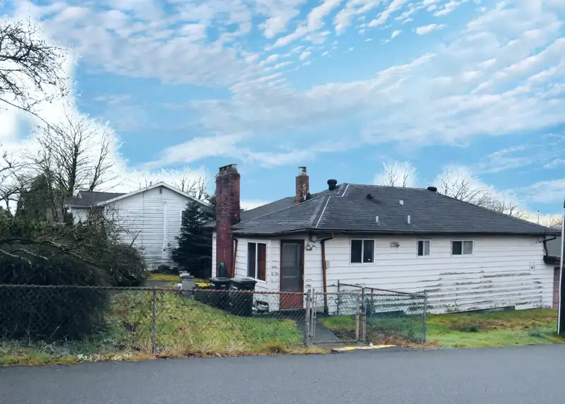 855 MACDONALD AVENUE - photo 2 of 3