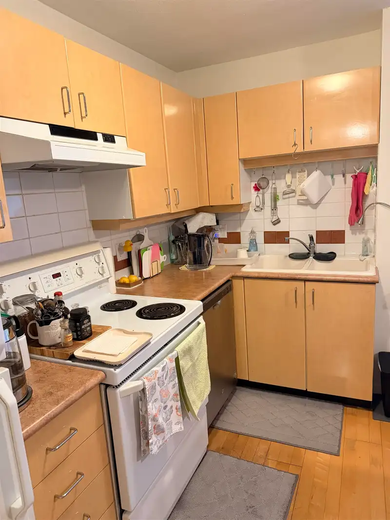 320 2680 W 4TH AVENUE - photo 4 of 8