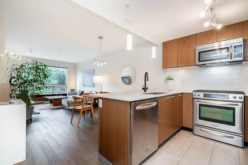 208 1330 MARINE DRIVE - photo 3 of 33