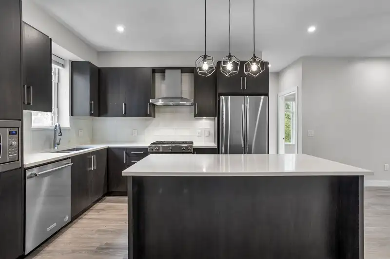 306 15436 31 AVENUE - photo 1 of 29