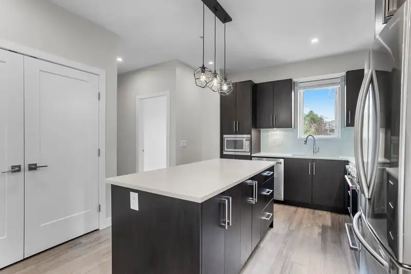306 15436 31 AVENUE - photo 3 of 29