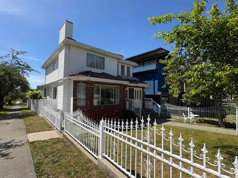 5095 NANAIMO STREET - photo 2 of 26