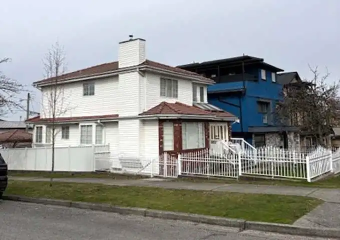 5095 NANAIMO STREET - photo 3 of 26