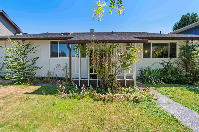 10531 AINSWORTH CRESCENT - photo 4 of 29