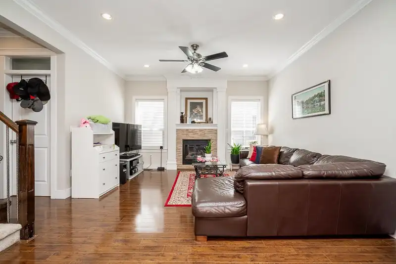 19338 72A AVENUE - photo 4 of 39