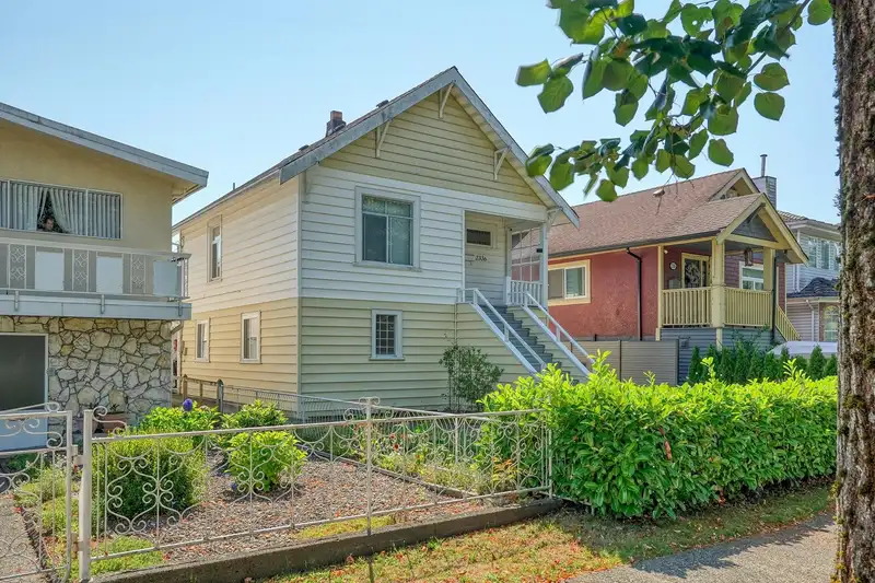 2336 45 AVENUE - photo 2 of 39