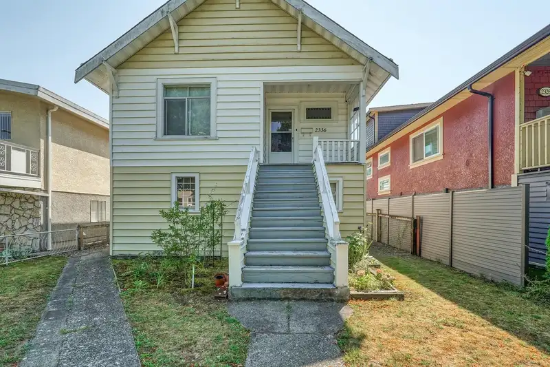 2336 45 AVENUE - photo 4 of 39