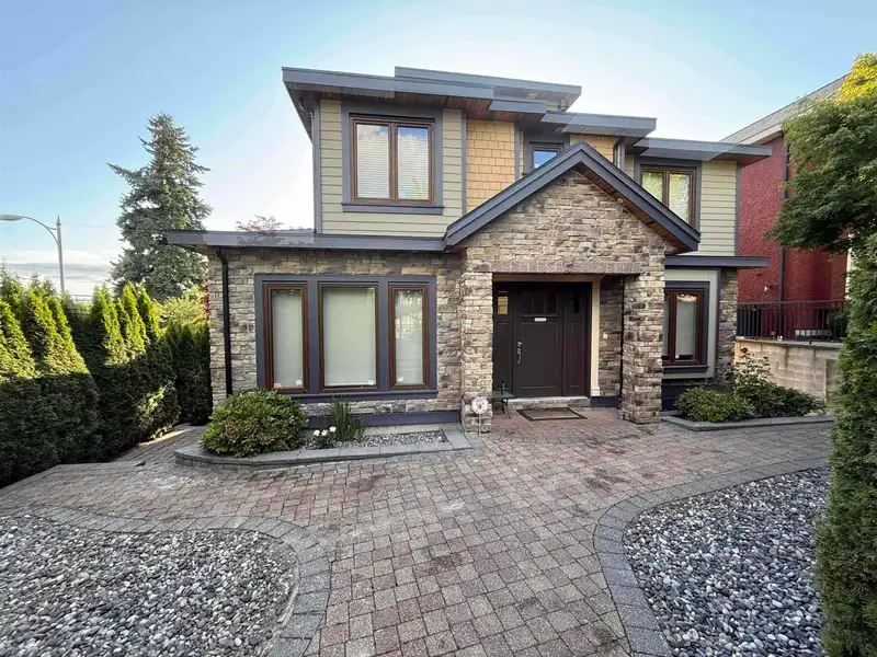 7689 JASPER CRESCENT - photo 4 of 40