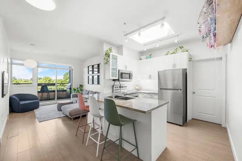 PH15 688 E 17TH AVENUE - photo 1 of 34