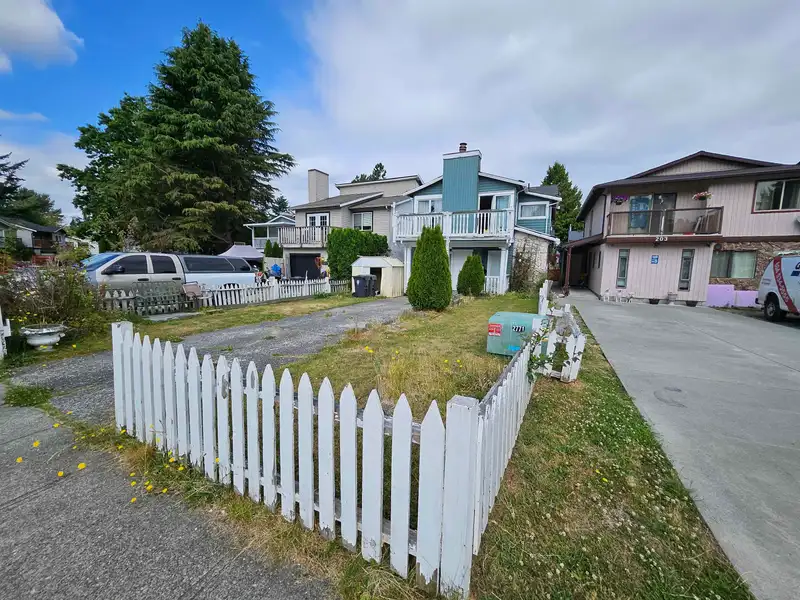 205 DAVIS CRESCENT - photo 3 of 27