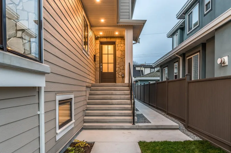 1 2945 E 44TH AVENUE - photo 2 of 25