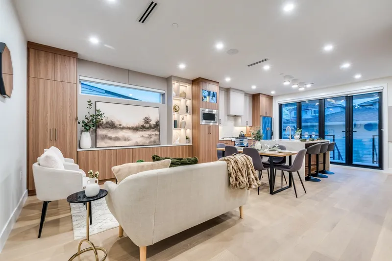 1 2945 E 44TH AVENUE - photo 4 of 25