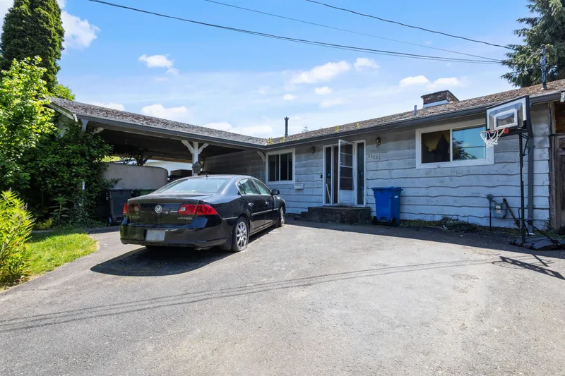 33232 PLAXTON CRESCENT - photo 1 of 25