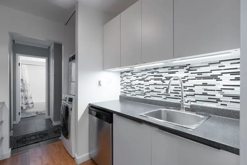 402 9880 MANCHESTER DRIVE - photo 2 of 25