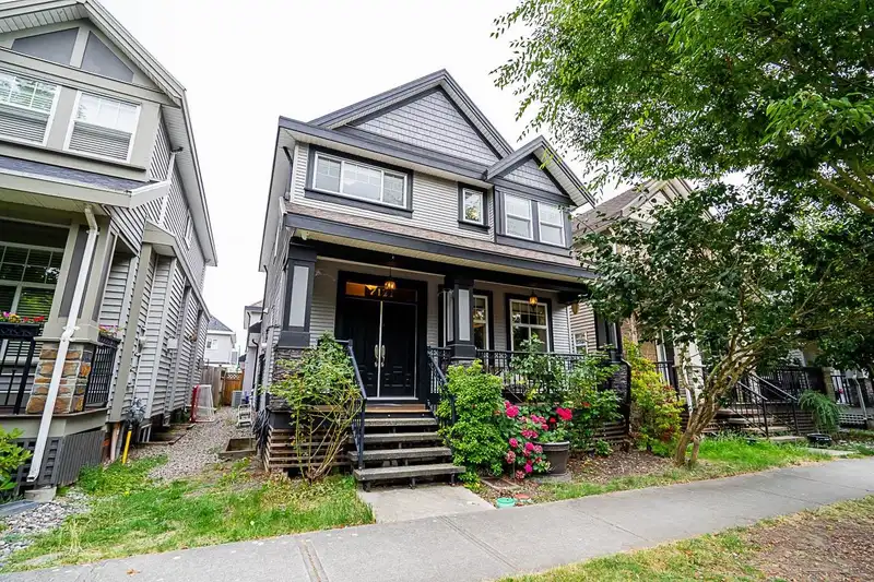 7122 195 STREET - photo 2 of 40