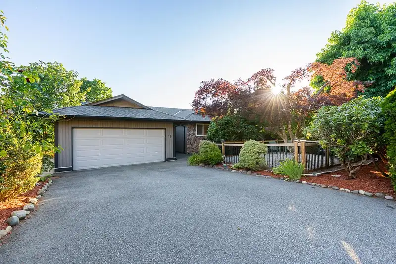 18 BEDINGFIELD STREET - photo 1 of 34