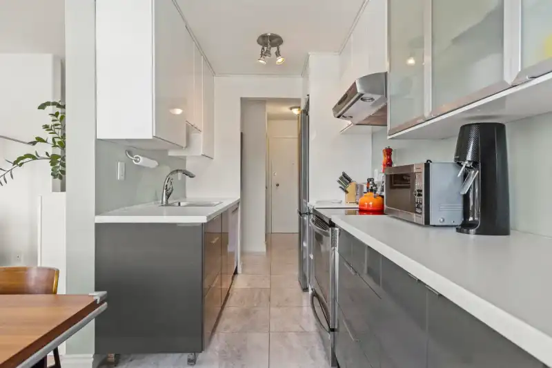 307 2335 YORK AVENUE - photo 2 of 33