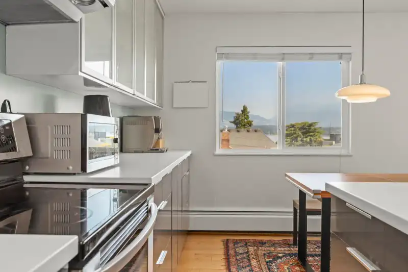 307 2335 YORK AVENUE - photo 4 of 33