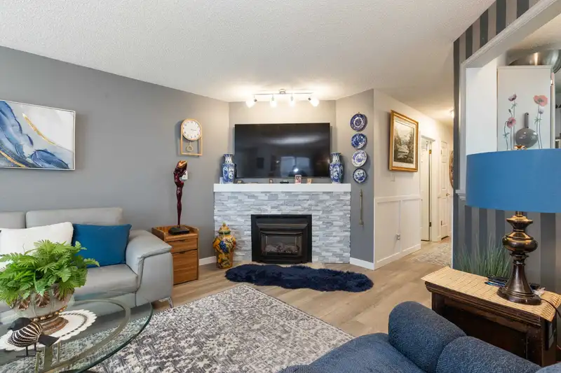 501 45765 SPADINA AVENUE - photo 1 of 40