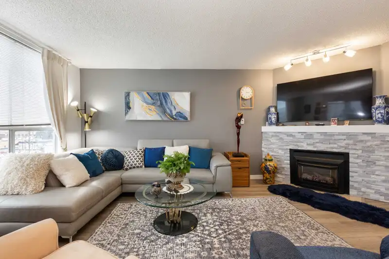 501 45765 SPADINA AVENUE - photo 2 of 40