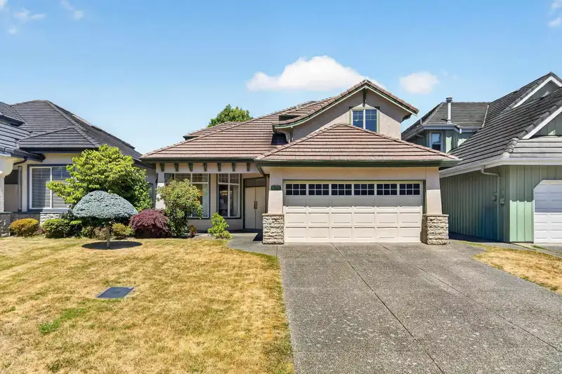 6215 DUNSMUIR CRESCENT - photo 1 of 34