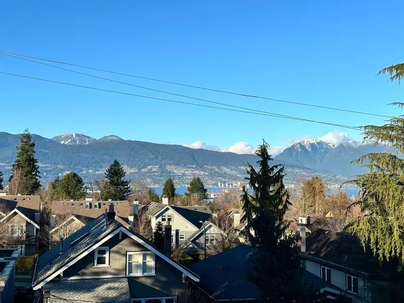 305 4463 W 10TH AVENUE - photo 2 of 10