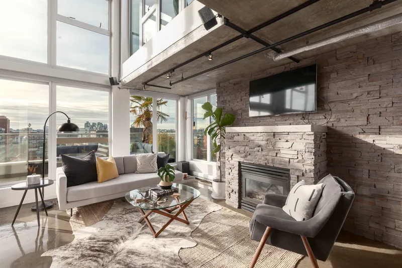 1002 289 ALEXANDER STREET - photo 1 of 25